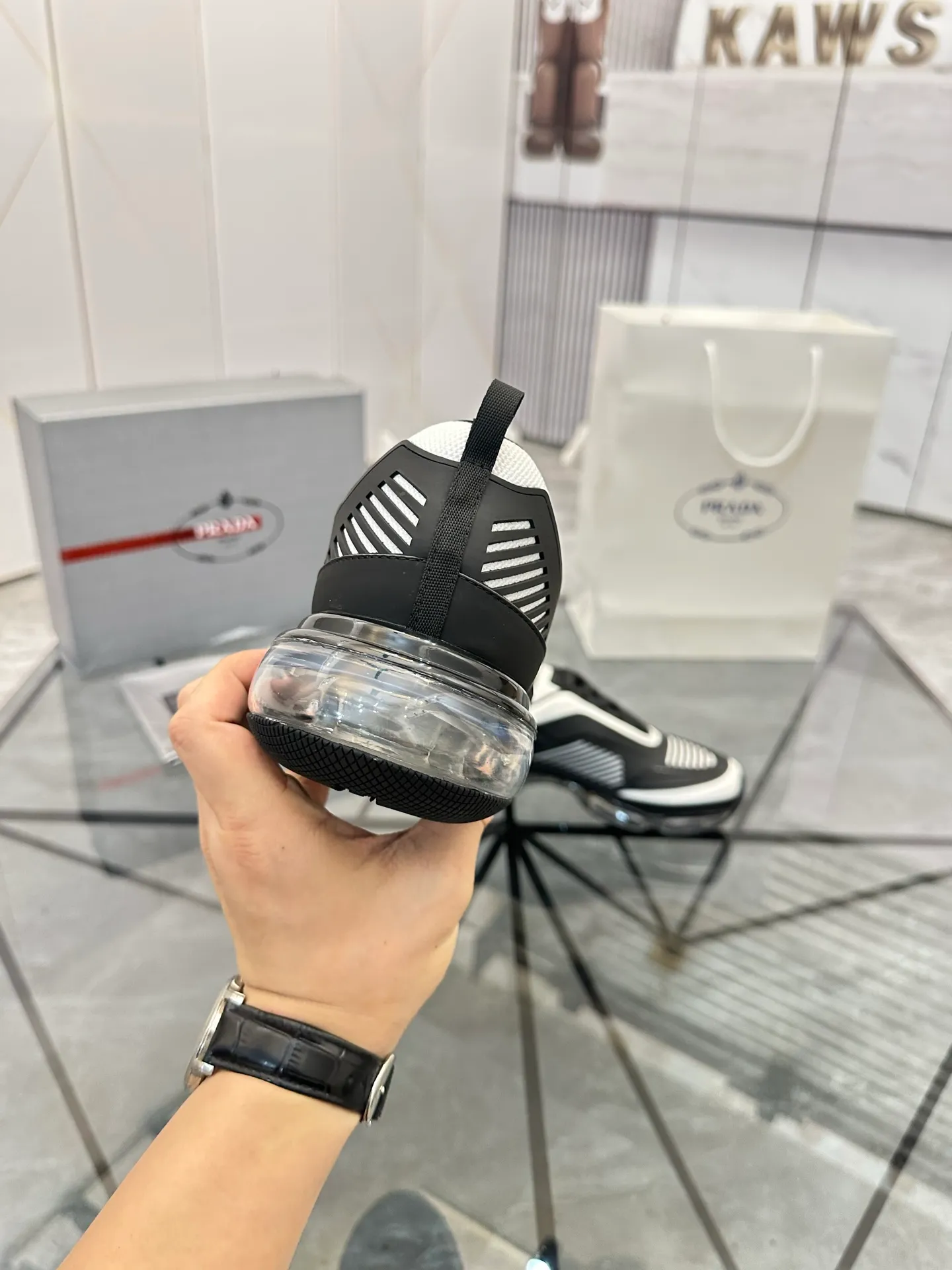 Men's shoes for sale 💰: 💰P660¥ High-end top quality Product trademark: Prada *"Prada*" low-top casual shoes Regular size: 38-45 (can be customized to 46) Product materials: Upper imported from the counter original material, breathable lining, cowhide foot pads, original air cushion outsole. No.: 001